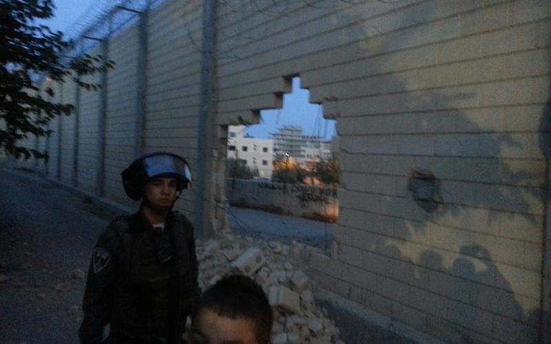 بالصور: تحطيم جزء من الجدار وصولاً للقدس