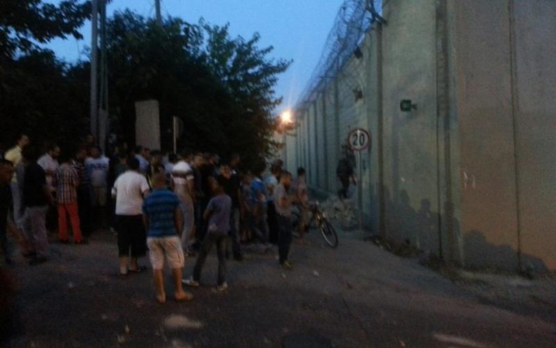 بالصور: تحطيم جزء من الجدار وصولاً للقدس