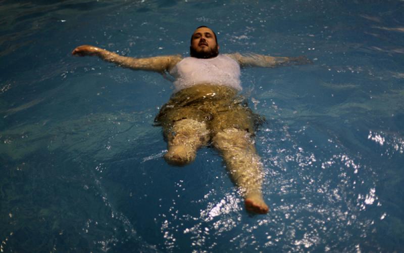 صور: تدريب سباحة لجرحى الحرب بغزة