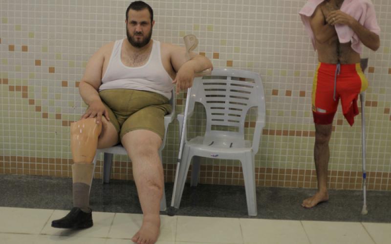 صور: تدريب سباحة لجرحى الحرب بغزة
