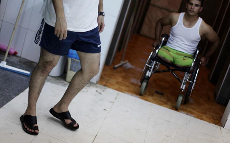 صور: تدريب سباحة لجرحى الحرب بغزة