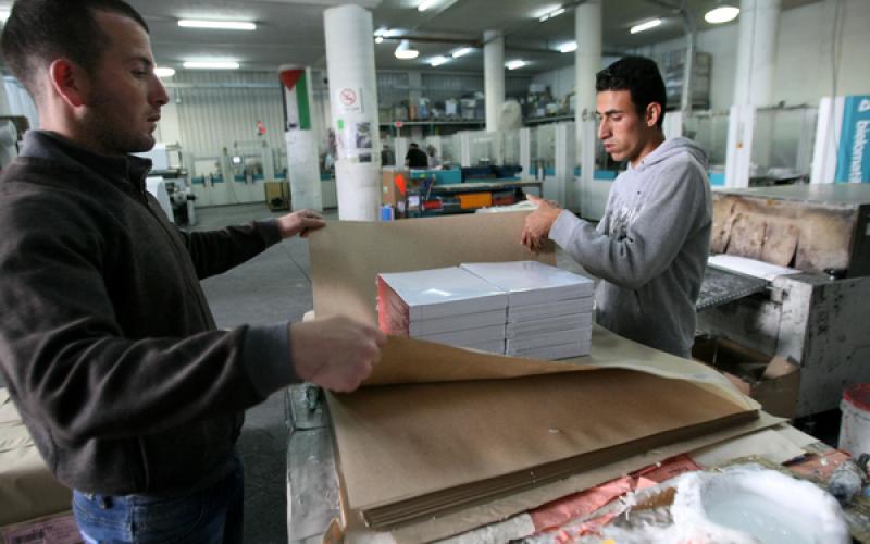 بالصور: شركة الصناعات الورقية في الخليل