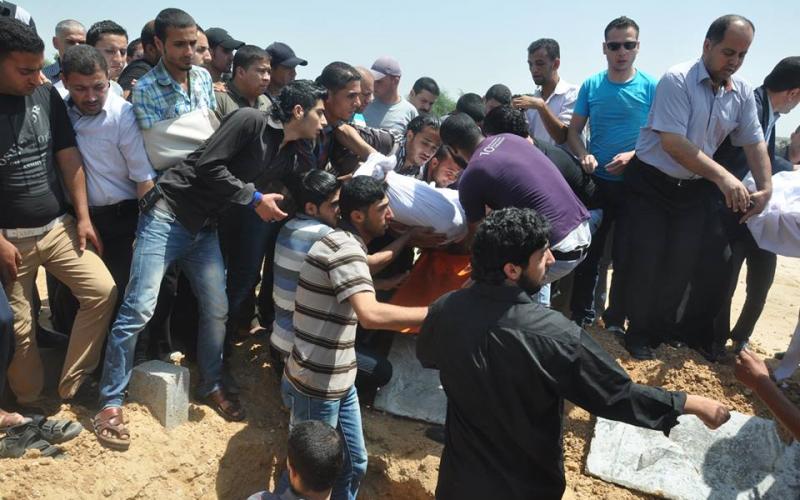 بالصور: تشييع الصحفي أبو صفية وعمه بغزة