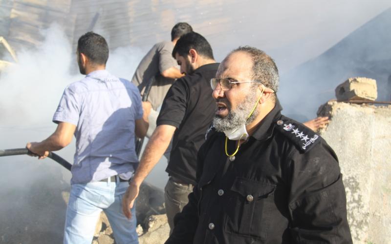 بالصور: الدفاع المدني يخمد حريق هائل بغزة