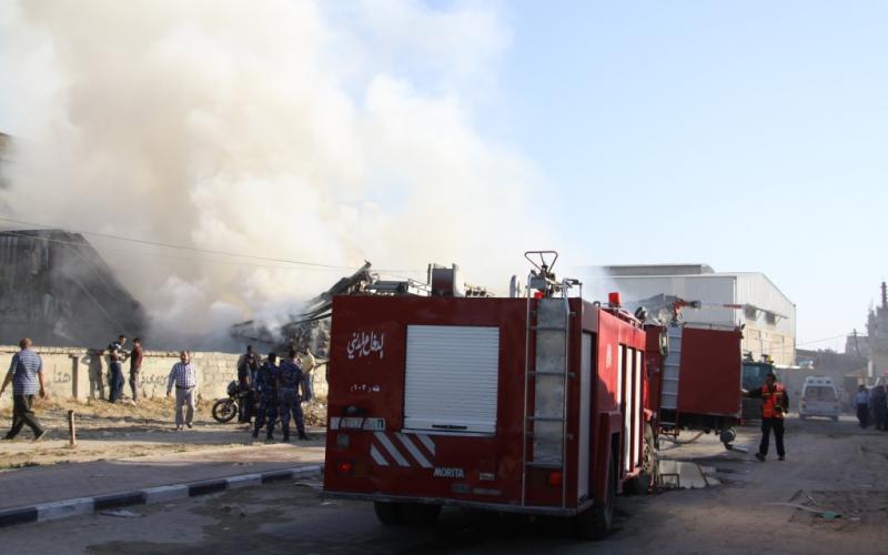 بالصور: الدفاع المدني يخمد حريق هائل بغزة
