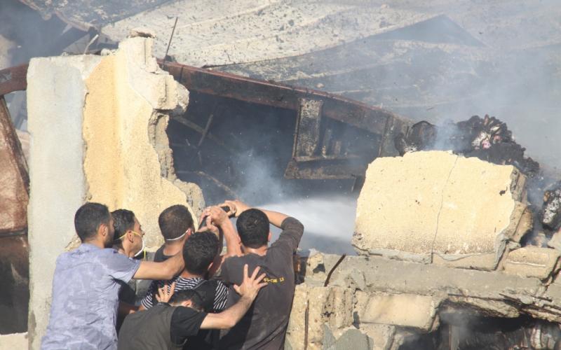 بالصور: الدفاع المدني يخمد حريق هائل بغزة