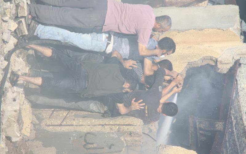 بالصور: الدفاع المدني يخمد حريق هائل بغزة