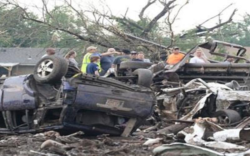 صور: إعصار"أوكلاهوما" يدمر أحياءً بالكامل