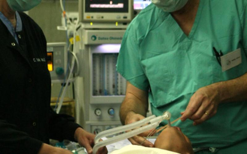 صور: عملية "الشفة الأرنبية" لطفل بالخليل