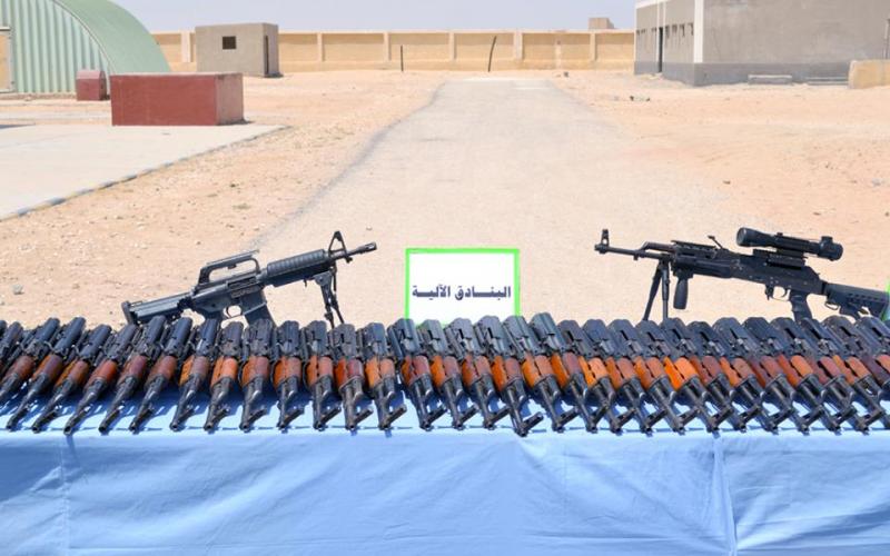 بالصور: مصر تضبط سيارات وأسلحة برفح