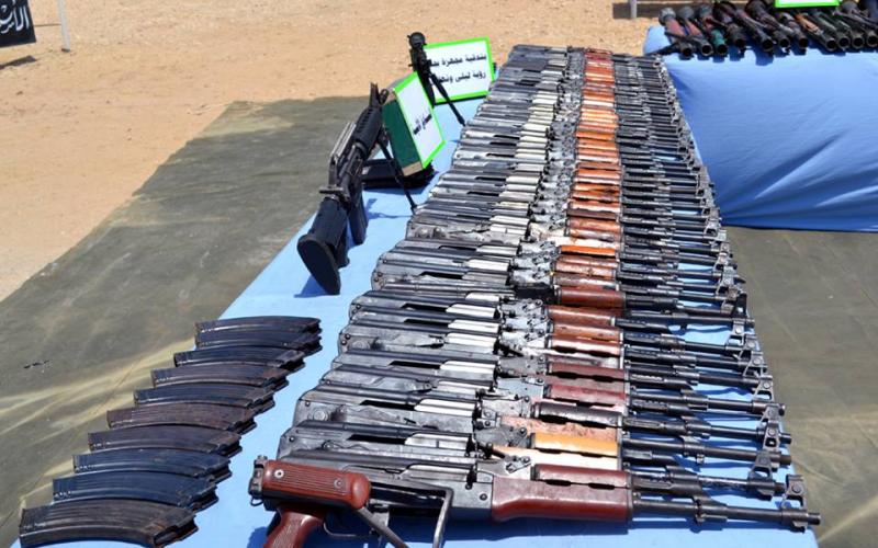 بالصور: مصر تضبط سيارات وأسلحة برفح