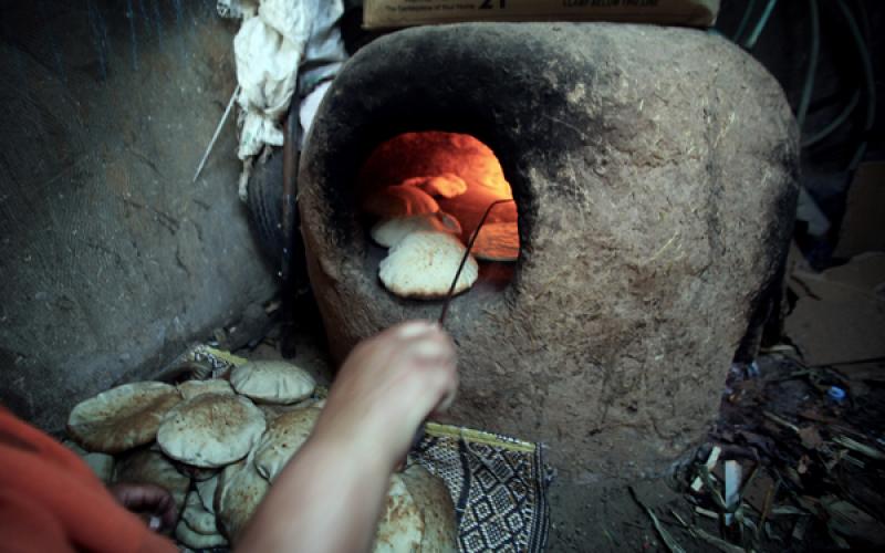 صور: الخبز الغزاوي و"فرن الطينة"