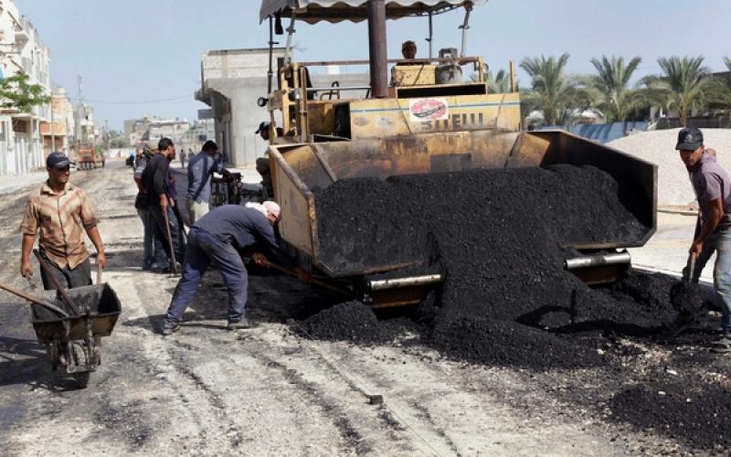 صور: تعبيد شوارع دير البلح وسط القطاع