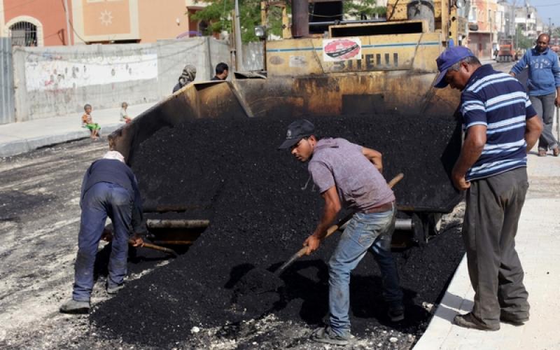 صور: تعبيد شوارع دير البلح وسط القطاع