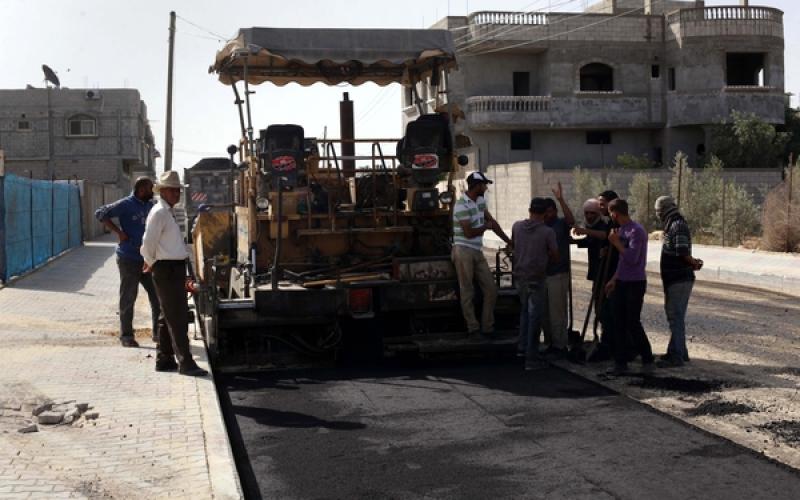 صور: تعبيد شوارع دير البلح وسط القطاع