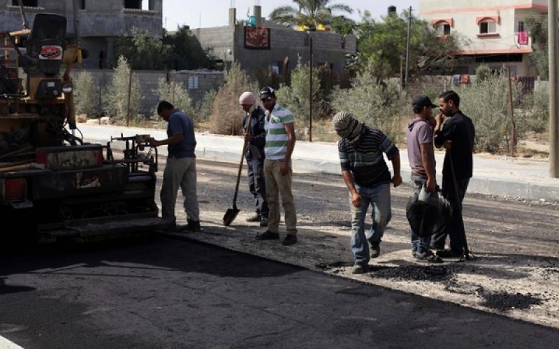 صور: تعبيد شوارع دير البلح وسط القطاع