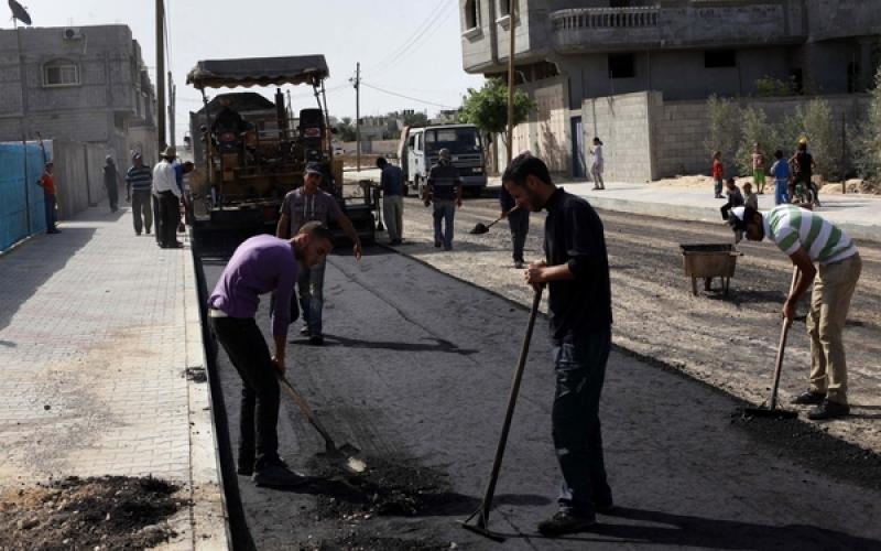 صور: تعبيد شوارع دير البلح وسط القطاع