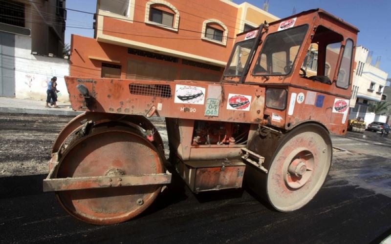 صور: تعبيد شوارع دير البلح وسط القطاع