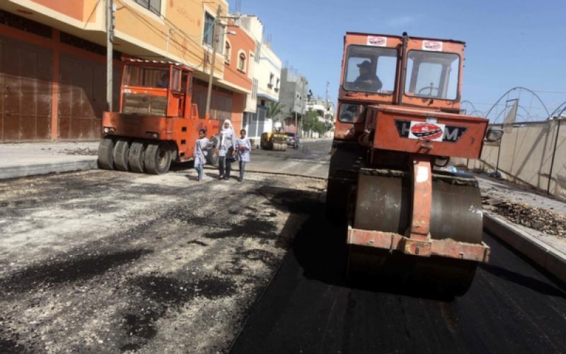 صور: تعبيد شوارع دير البلح وسط القطاع