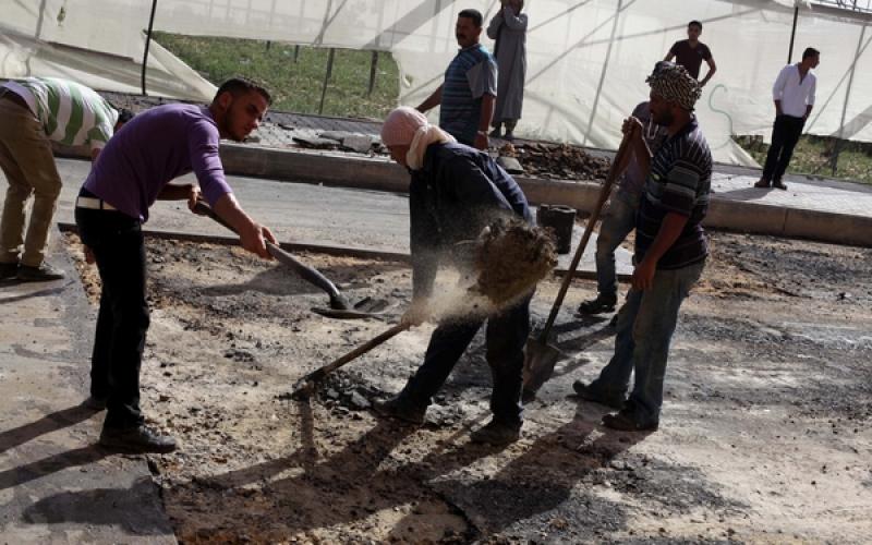 صور: تعبيد شوارع دير البلح وسط القطاع