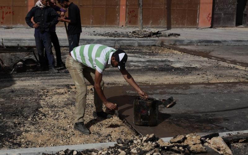 صور: تعبيد شوارع دير البلح وسط القطاع