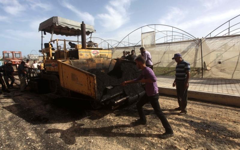 صور: تعبيد شوارع دير البلح وسط القطاع