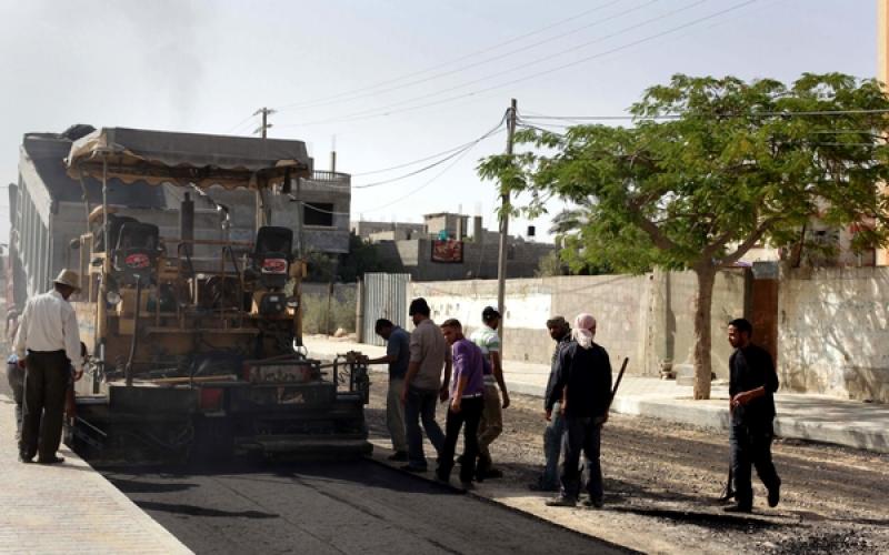 صور: تعبيد شوارع دير البلح وسط القطاع