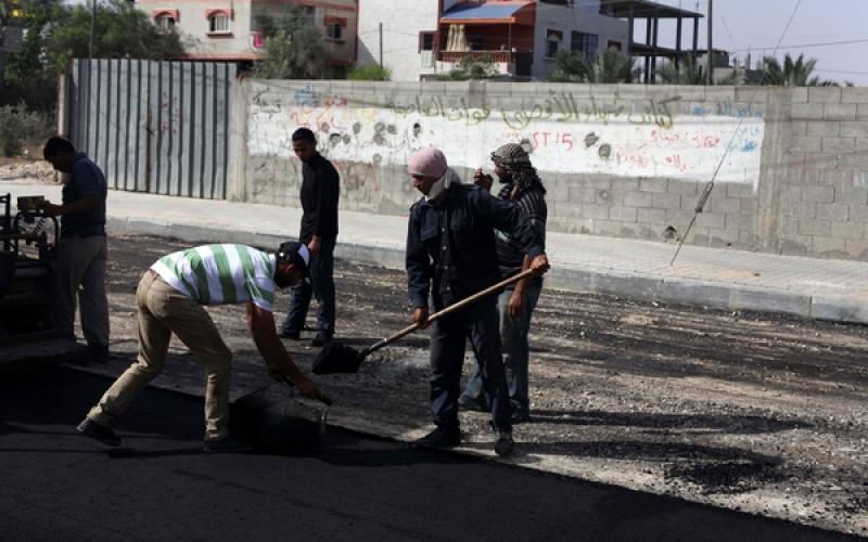 صور: تعبيد شوارع دير البلح وسط القطاع