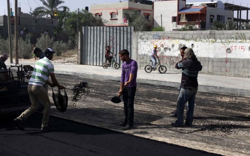 صور: تعبيد شوارع دير البلح وسط القطاع