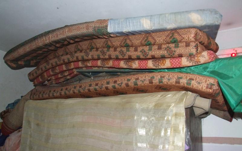 بالصور: عائلة حشرهم المرض والفقر بين الأزقة
