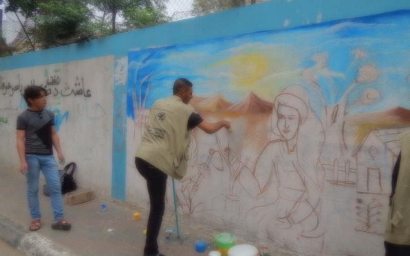 بالصور: بلدية البريج تنفذ حملة لتشجير المخيم