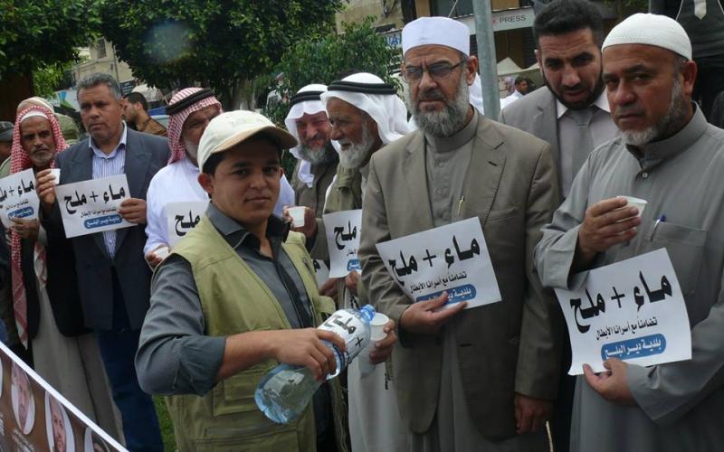 بالصور: وقفة تضامنية مع الأسرى بدير البلح