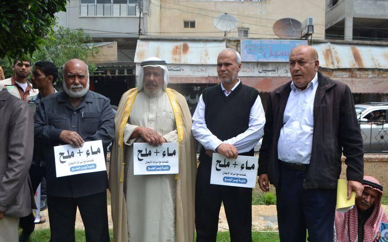 بالصور: وقفة تضامنية مع الأسرى بدير البلح