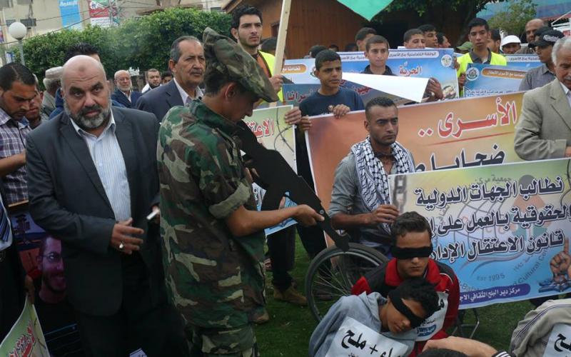 بالصور: وقفة تضامنية مع الأسرى بدير البلح