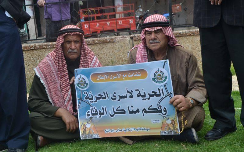 بالصور: وقفة تضامنية مع الأسرى بدير البلح