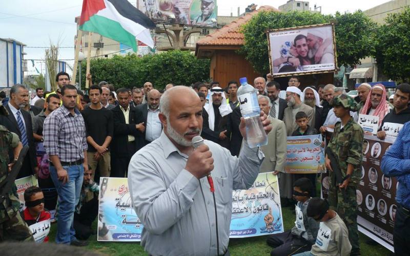 بالصور: وقفة تضامنية مع الأسرى بدير البلح