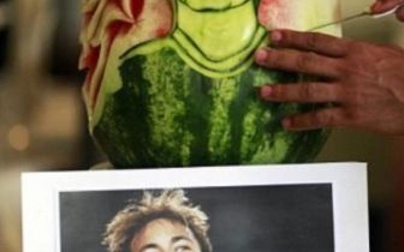بالصور: ميسي ورونالدو ونيمار على البطيخ