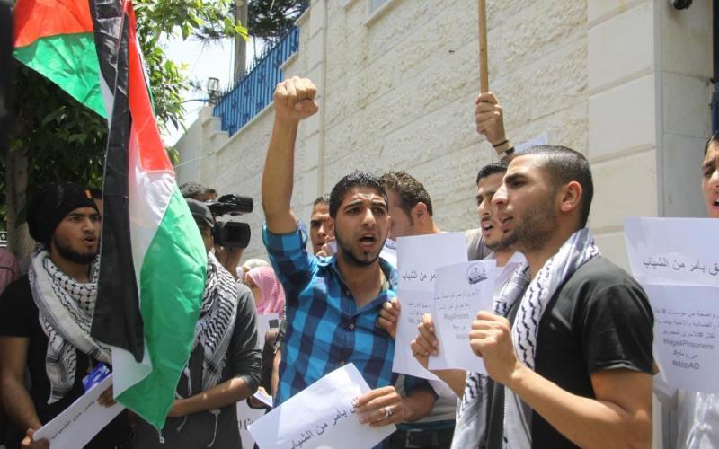 صور: شباب الانتفاضة يغلقون "UNDP" بغزة