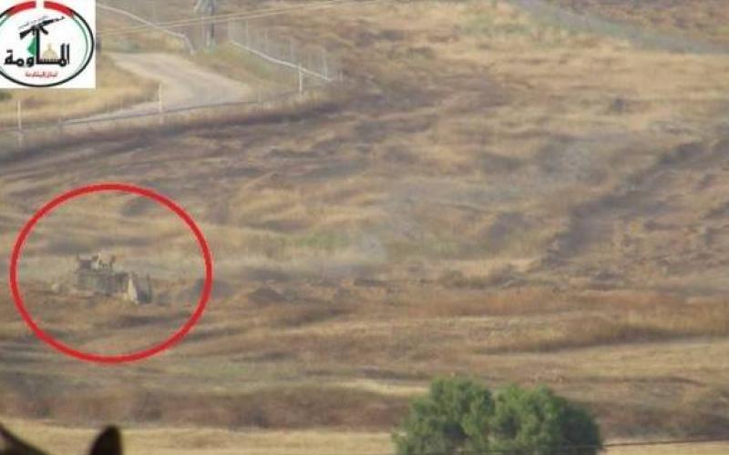 بالصور: تفجير جرافة إسرائيلية شرق خانيونس