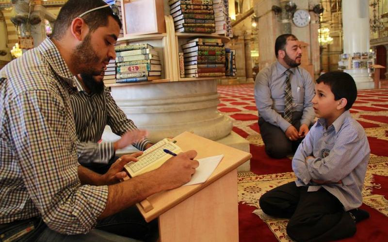 صور: أطفال يرتلون القرآن في "الأقصى"