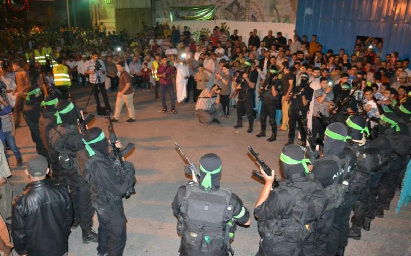 صور: القسام يهنئ "الخليلي" بمناسبة الإفراج