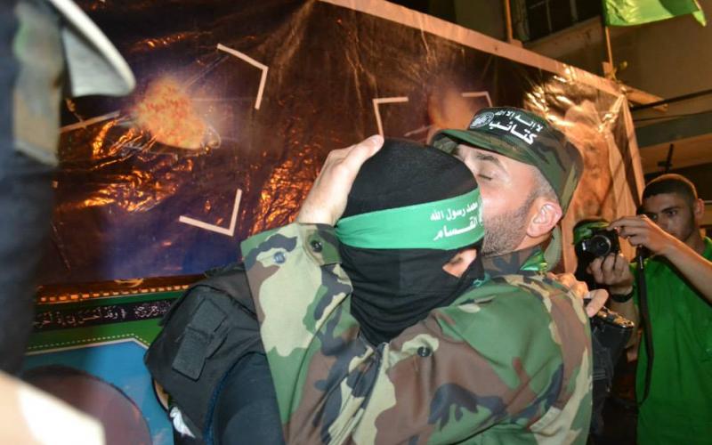 صور: القسام يهنئ "الخليلي" بمناسبة الإفراج