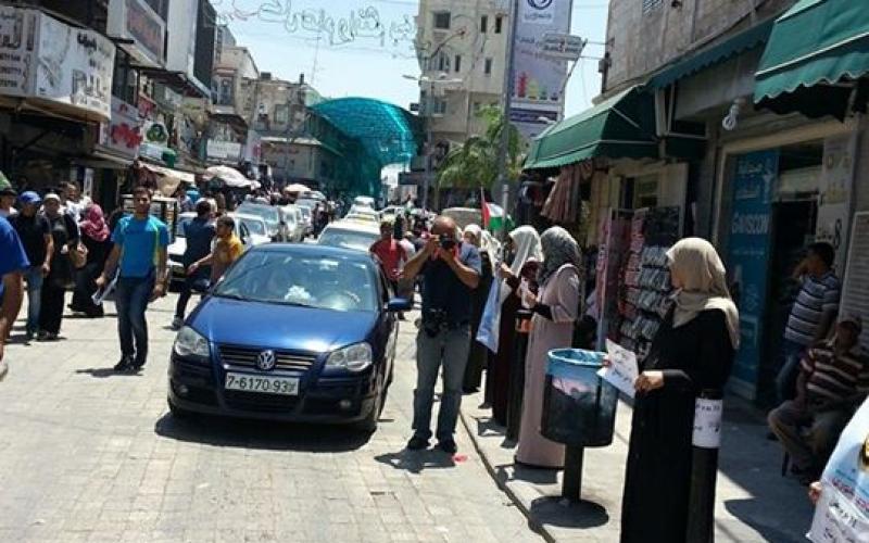 صور: سلسلة بشرية دعمًا للإداريين بطولكرم‎