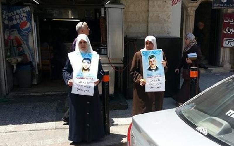 صور: سلسلة بشرية دعمًا للإداريين بطولكرم‎