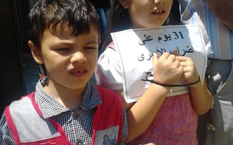 صور: سلسلة بشرية دعمًا للإداريين بطولكرم‎