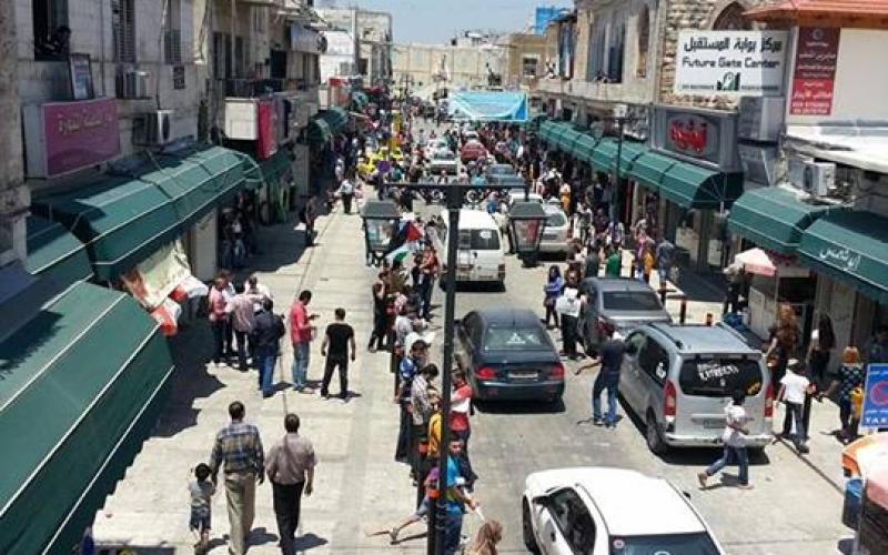 صور: سلسلة بشرية دعمًا للإداريين بطولكرم‎