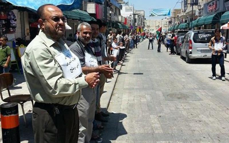 صور: سلسلة بشرية دعمًا للإداريين بطولكرم‎