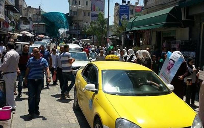 صور: سلسلة بشرية دعمًا للإداريين بطولكرم‎