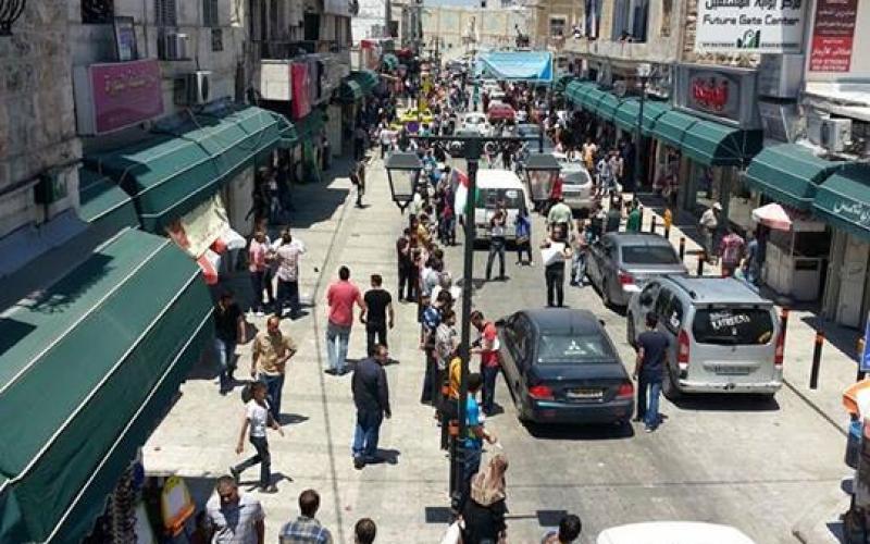 صور: سلسلة بشرية دعمًا للإداريين بطولكرم‎