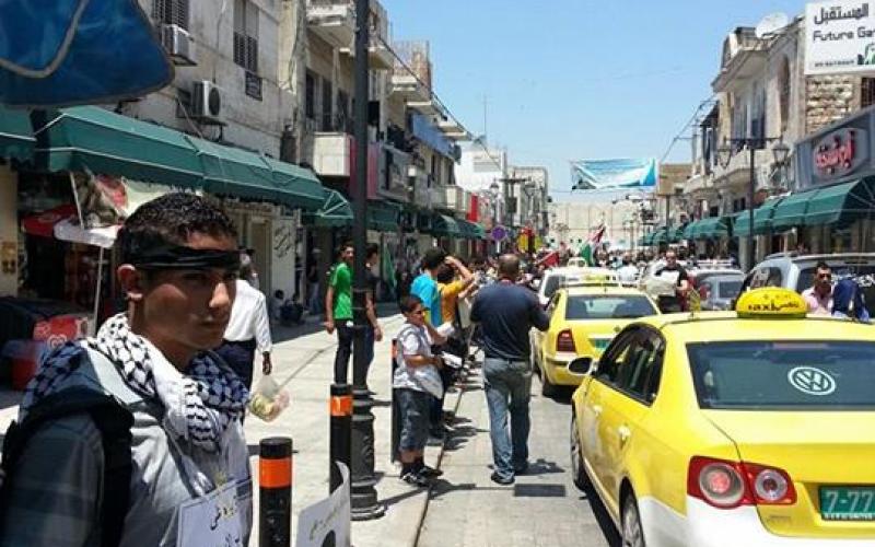 صور: سلسلة بشرية دعمًا للإداريين بطولكرم‎